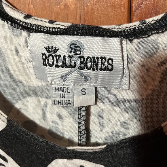 Royal Bones skull tank with rivet detail - Picture 3 of 6